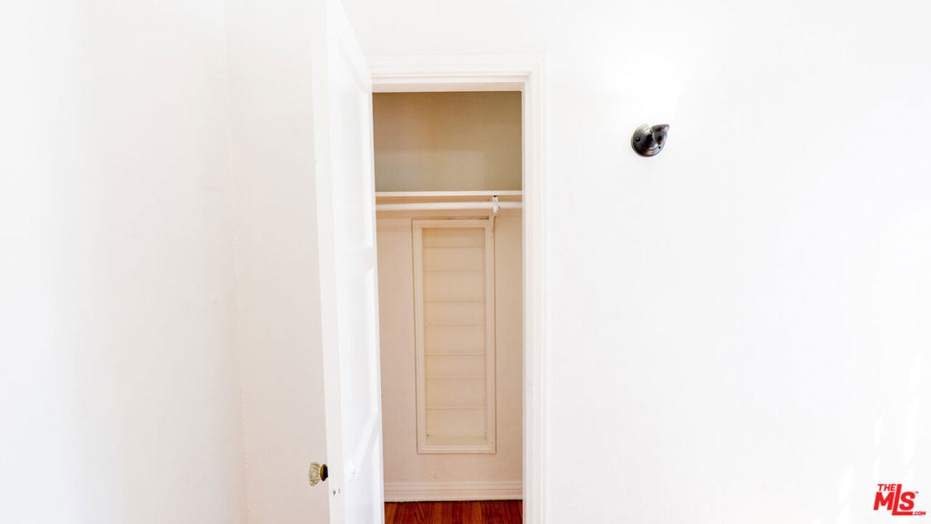 https://media.crmls.org/mediaz/c7b665c9-cb42-4b6e-a665-50130fcf8d98.jpg?preset=X-Large