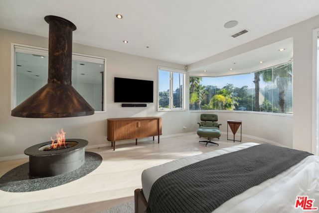 2029 Mount Olympus Drive, Los Angeles CA: https://media.crmls.org/mediaz/c7b6bffd-71bf-4f75-9736-e96424c63a44.jpg