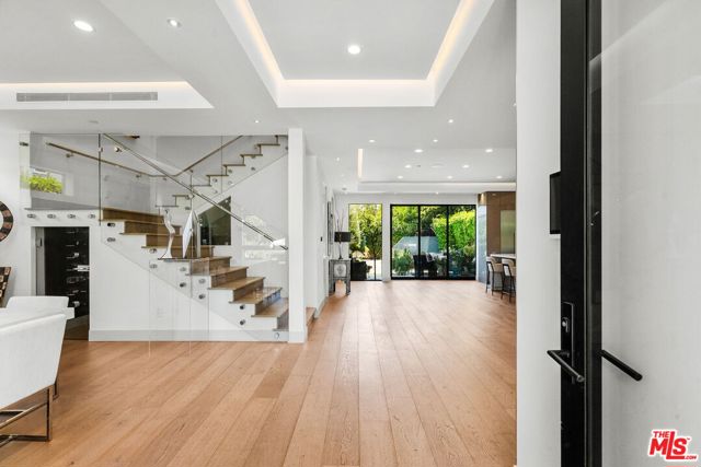 4338 Agnes Avenue, Studio City CA: https://media.crmls.org/mediaz/c7b72429-563b-4d22-97f4-7a0ac11249b5.jpg