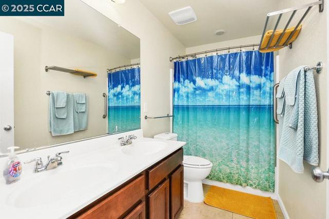 Upstairs Full Bathroom