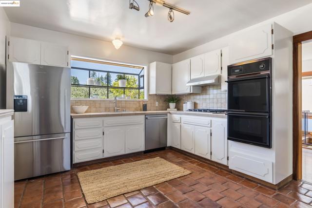 769 Santa Ray Ave, Oakland CA: https://media.crmls.org/mediaz/c7b7d358-f484-49d4-b76e-32c01743de19.jpg