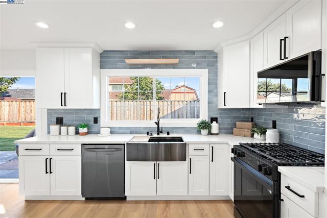 3270 Santa Sophia Way, Union City CA: https://media.crmls.org/mediaz/c7b8cf45-4677-4bec-8ee1-7cda9868332a.jpg