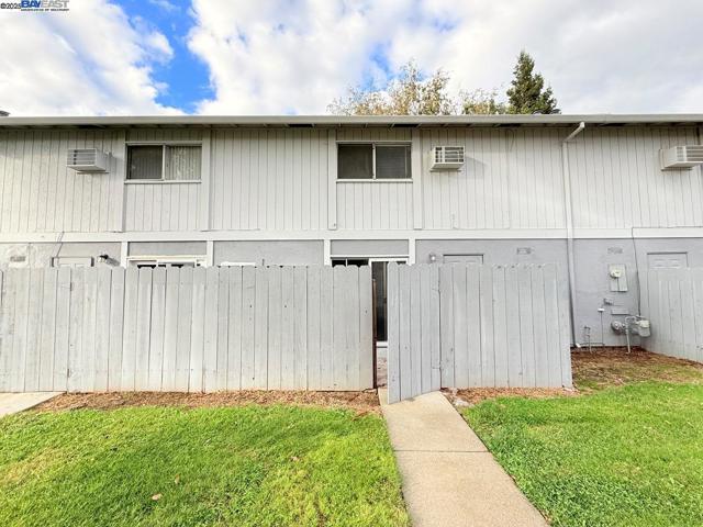 68 El Toro Ct, Fairfield CA: https://media.crmls.org/mediaz/c7b8f945-83c7-4454-baae-c1c975c99778.jpg