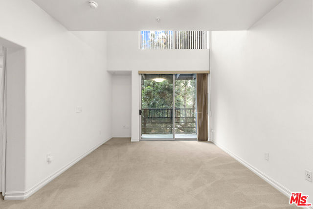 629 Traction Avenue, Los Angeles CA: https://media.crmls.org/mediaz/c7b92dae-9be1-4961-8fa2-05aab9bac147.jpg