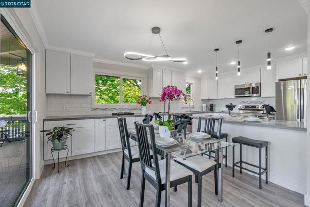 2900 Tice Creek Dr, Walnut Creek CA: https://media.crmls.org/mediaz/c7ba6e82-a14b-4563-ad26-0b0f7d3d3df0.jpg