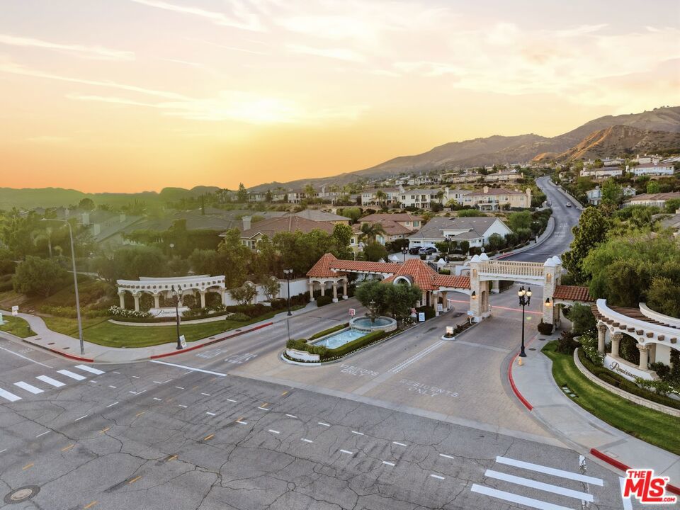 https://media.crmls.org/mediaz/c7bb958f-d5ab-4a74-90c0-92c123f2567d.jpg?preset=X-Large