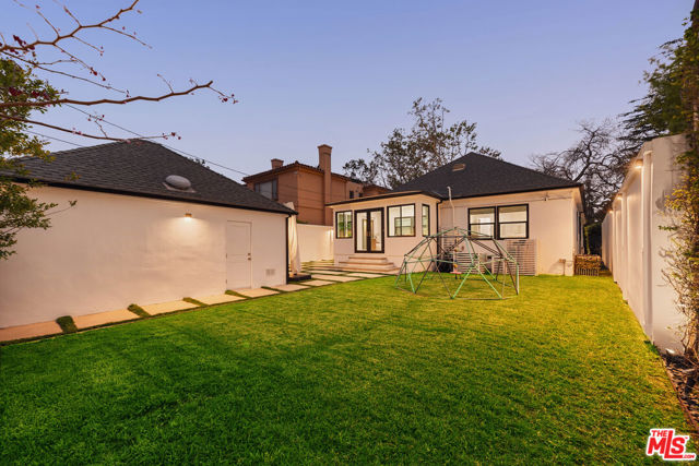 324 15th Street, Santa Monica CA: https://media.crmls.org/mediaz/c7bd06eb-820b-43b8-ab9e-c8d9b5f795de.jpg