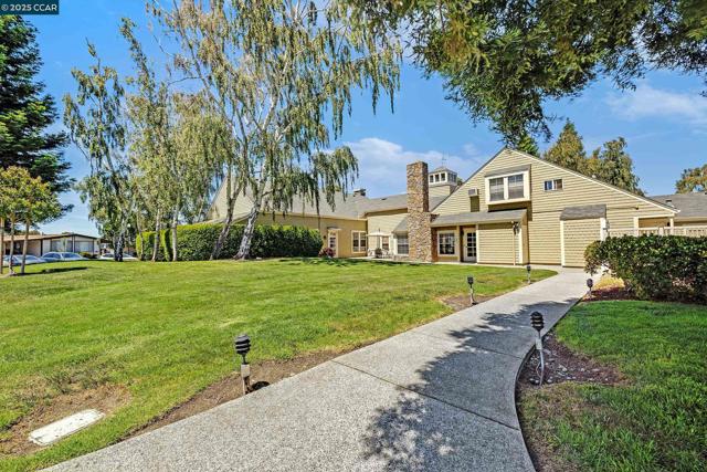 1474 Wakefield Dr, Hayward CA: https://media.crmls.org/mediaz/c7bd4fcb-61c9-49df-9c5e-3c6ec802dd60.jpg