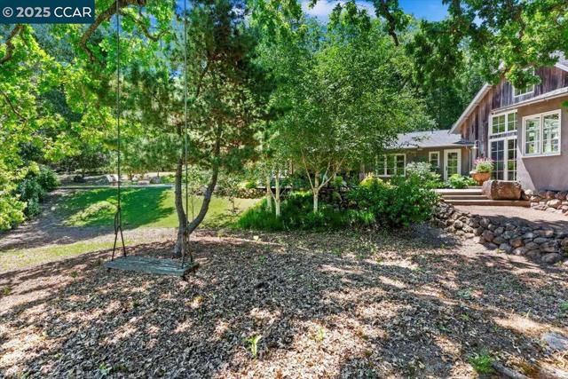 15 Cascade Ln, Orinda CA: https://media.crmls.org/mediaz/c7bde7fa-01ff-4ab4-bde0-9099cc19b096.jpg