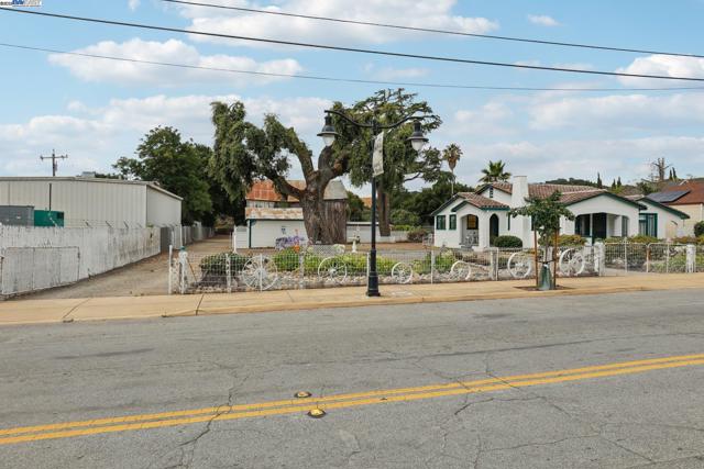 11768 Main St, Sunol CA: https://media.crmls.org/mediaz/c7bf6811-82df-4908-9b30-523a91cd7cb3.jpg