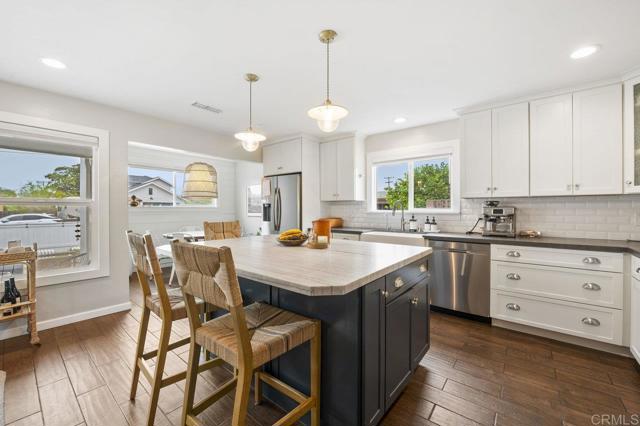 1105 Evergreen Drive, Encinitas CA: https://media.crmls.org/mediaz/c7bfa67e-58a6-4b62-91dd-528c16a5d174.jpg