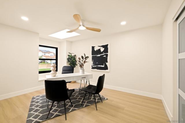3985 Syme Dr, Carlsbad CA: https://media.crmls.org/mediaz/c7c046e5-a3a8-4d61-8276-788cffcd6e8c.jpg