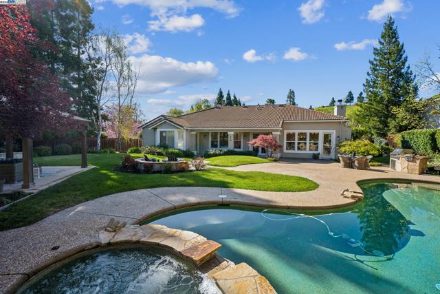 1221 Culet Ranch Rd, Danville CA: https://media.crmls.org/mediaz/c7c04f4d-b5c8-4e45-ae3d-89f23689029a.jpg