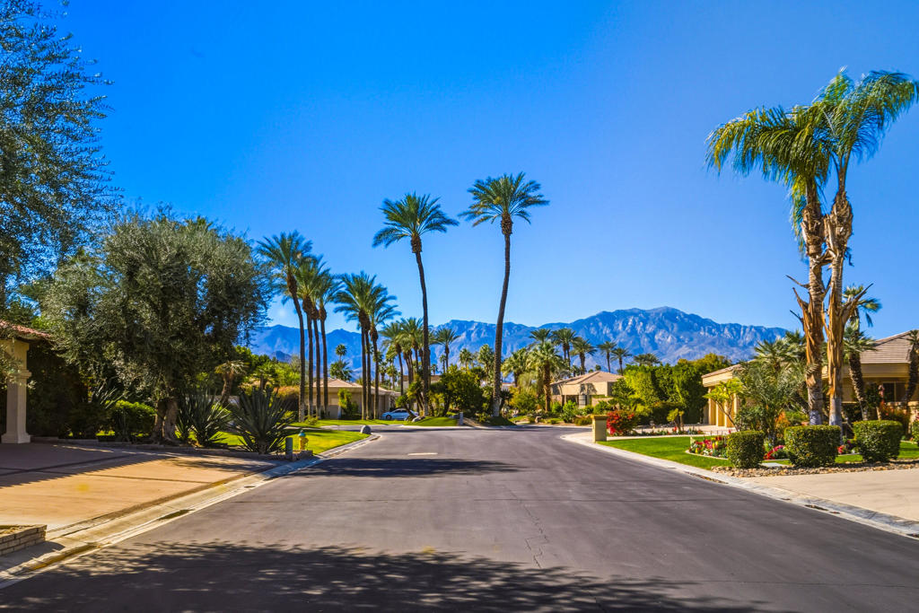 https://media.crmls.org/mediaz/c7c0dca2-cd92-4274-b168-d9b4d1e19693.jpg?preset=X-Large