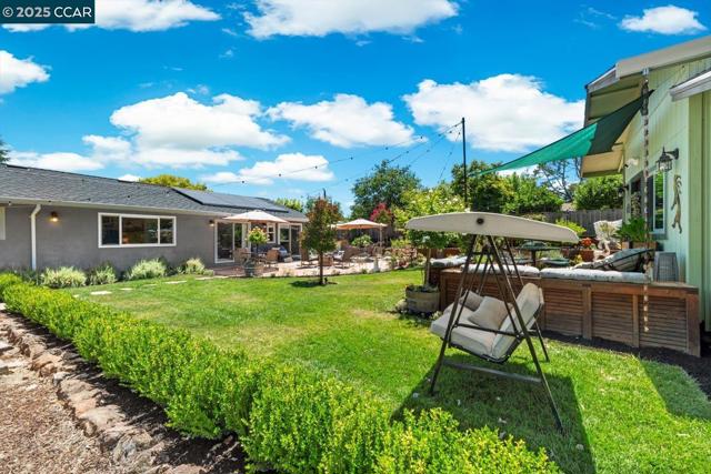 3121 Del Oceano Dr, Lafayette CA: https://media.crmls.org/mediaz/c7c182e1-79aa-4cb7-9c9c-b831a7b24e1c.jpg