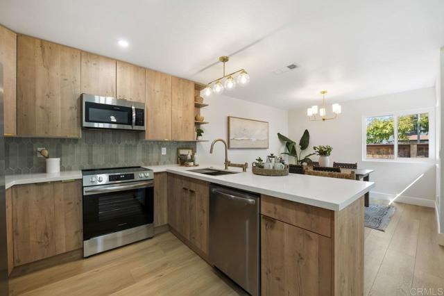 Detail Gallery Image 2 of 29 For 2041 Shadytree Ln, Encinitas,  CA 92024 - 2 Beds | 2 Baths