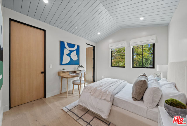 11317 Valley Spring Lane, Studio City CA: https://media.crmls.org/mediaz/c7c26ef7-5cfa-4172-bed1-a93116ce36b5.jpg