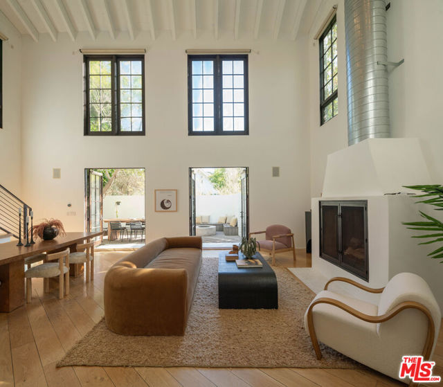 509 Santa Clara Avenue, Venice CA: https://media.crmls.org/mediaz/c7c359d7-2ffa-4aa1-b775-ce7235d4488b.jpg