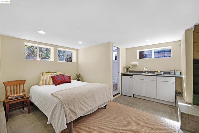 1047 Ranleigh Way, Piedmont CA: https://media.crmls.org/mediaz/c7c43d2c-cd67-49d3-a1f2-024f9348b506.jpg