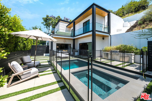 11258 Laurie Drive, Studio City CA: https://media.crmls.org/mediaz/c7c45913-f6b7-4746-9ba4-cd371eae2a45.jpg