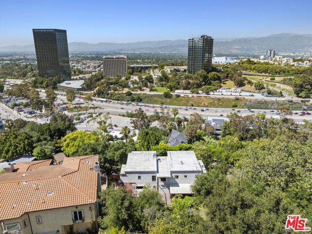 3740 Multiview Drive, Los Angeles CA: https://media.crmls.org/mediaz/c7c4f04d-73d2-49b6-a00f-33c78ad41a99.jpg