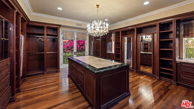 1455 Robmar Drive, Beverly Hills CA: https://media.crmls.org/mediaz/c7c502c3-2f88-4dd6-8cee-ce005f11e123.jpg