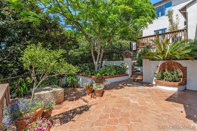 7728 Ludington Pl, La Jolla CA: https://media.crmls.org/mediaz/c7c593f9-332d-479f-a0b7-187c18663062.jpg