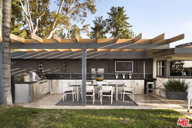 11531 Amanda Drive, Studio City CA: https://media.crmls.org/mediaz/c7c598dc-4b23-4bd4-9163-968569717637.jpg