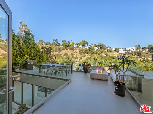 2746 Rinconia Drive, Los Angeles CA: https://media.crmls.org/mediaz/c7c5a1a8-a2ca-434a-a1a5-28cceacf5b40.jpg
