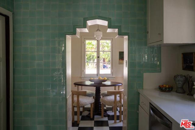 4331 4th Avenue, Los Angeles CA: https://media.crmls.org/mediaz/c7c5c547-4893-4297-9620-4db6e1130018.jpg