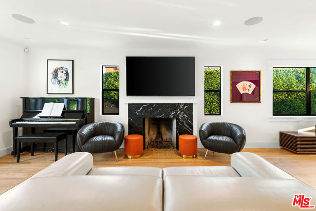 5319 West Boulevard, Los Angeles CA: https://media.crmls.org/mediaz/c7c65572-86e0-4cdf-8cf5-acf05f80cfee.jpg