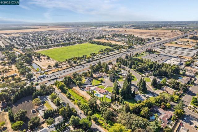 9822 Doyle Ct, Stockton CA: https://media.crmls.org/mediaz/c7c6afe8-9b04-4389-9211-626376e11e9b.jpg