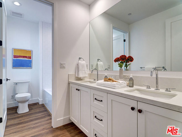1278 Meadowbrook Avenue, Los Angeles CA: https://media.crmls.org/mediaz/c7c7ba8a-2ac5-41bd-b0d4-6ccfcaa608c2.jpg