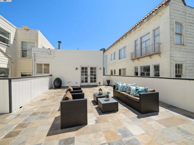 Image 34 of 44 For 2370 Francisco St