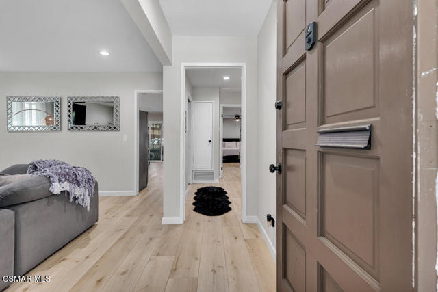 1118 Bright Glen Circle, Westlake Village CA: https://media.crmls.org/mediaz/c7caa83d-dc07-4127-b292-52accc81c5a6.jpg