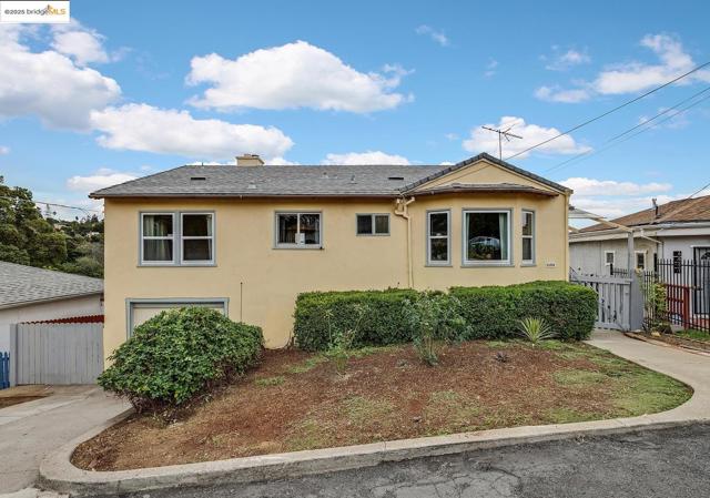 6933 Simson Street, Oakland CA: https://media.crmls.org/mediaz/c7cabe7b-1a75-4715-b1b8-caafacdff3ee.jpg