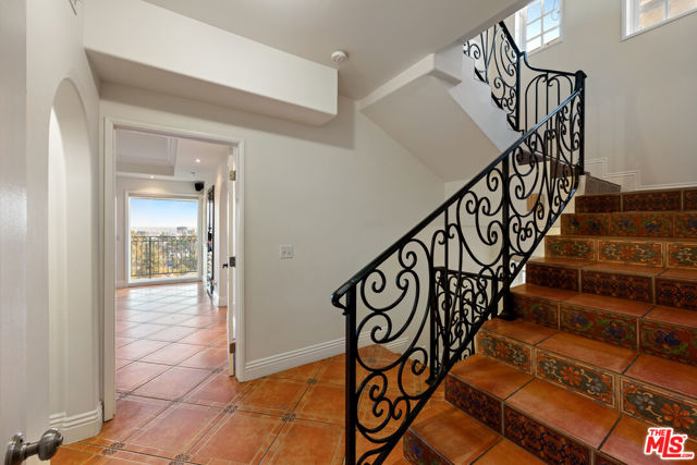 6420 Quebec Drive, Los Angeles CA: https://media.crmls.org/mediaz/c7cae588-b6a8-4c57-ba05-27cd67d27b19.jpg