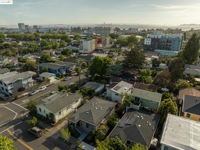 2516 Mathews St, Berkeley CA: https://media.crmls.org/mediaz/c7cb22c7-18ef-4209-914a-f9ea34955ecd.jpg