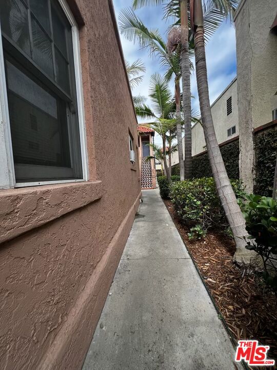 1605 E 1st Street, Long Beach CA: https://media.crmls.org/mediaz/c7cb2645-aecd-407b-9e8b-9139c3f8edab.jpg