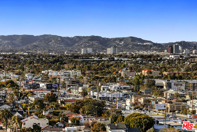 13700 Marina Pointe Drive, Marina del Rey CA: https://media.crmls.org/mediaz/c7cb7edd-5d1e-44e8-b862-8072138ef600.jpg