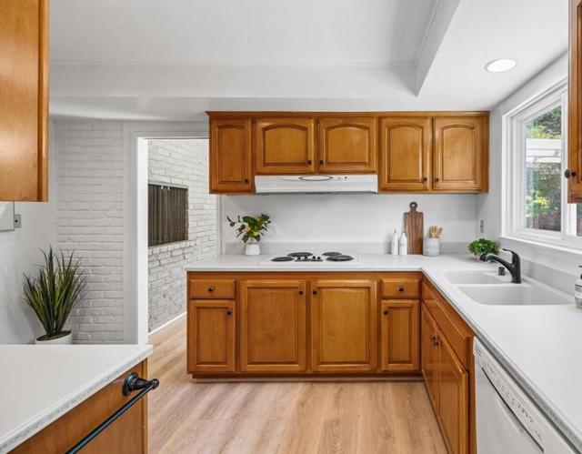 35 Mountain View Place, San Mateo CA: https://media.crmls.org/mediaz/c7cbf2d8-49ff-46d9-9531-e37c52b85388.jpg
