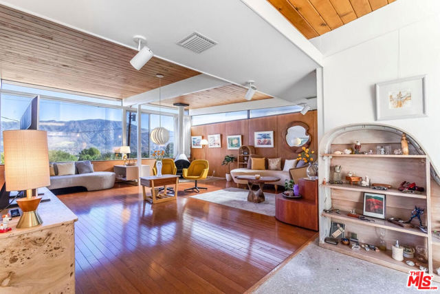 8554 Day Street, Sunland CA: https://media.crmls.org/mediaz/c7cd78e8-6d81-413c-b8ee-e36316ddfdd1.jpg