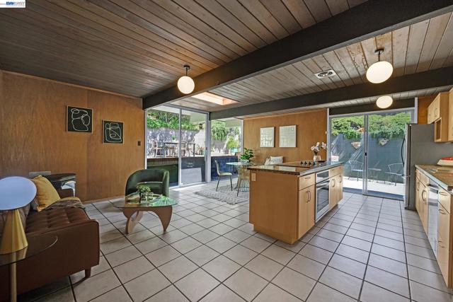 5354 Greenridge Rd, Castro Valley CA: https://media.crmls.org/mediaz/c7ce268a-1ab2-477a-bcf8-d1ffb222e860.jpg