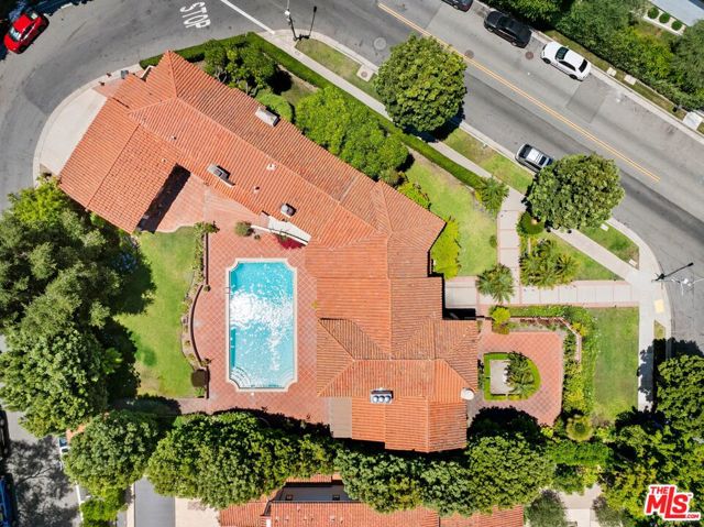 1029 Chevy Chase Drive, Beverly Hills CA: https://media.crmls.org/mediaz/c7cebaa7-6bd8-4a5e-b01e-5c110f8e7285.jpg