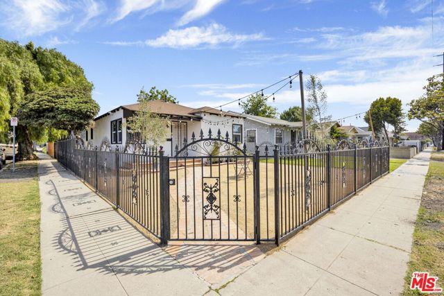 201 E 91st Street, Los Angeles CA: https://media.crmls.org/mediaz/c7cee9b9-d5fd-46b2-a255-3f6357817145.jpg