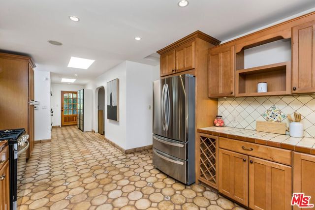 11611 La Maida Street photo 8