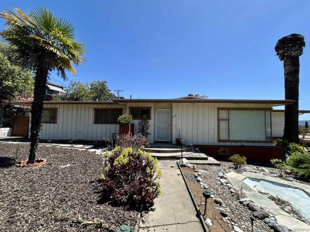 1333 El Rey Ave, El Cajon CA: https://media.crmls.org/mediaz/c7cf58ce-4f2d-446d-b3b3-e727724d7e6f.jpg