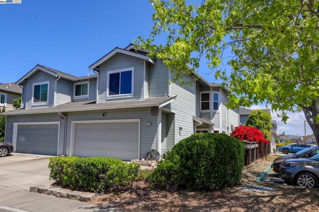 34724 Teal Cmn, Fremont CA: https://media.crmls.org/mediaz/c7cfc075-03e3-43a2-add4-ece5db208290.jpg