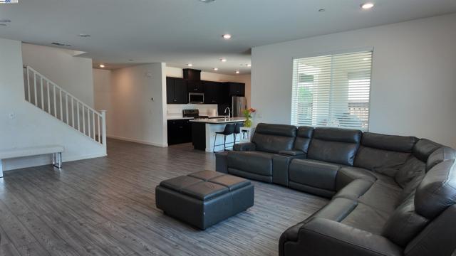 17516 Gemini Ct, Lathrop CA: https://media.crmls.org/mediaz/c7cff326-0d2a-43ab-9de2-8b5f683db998.jpg