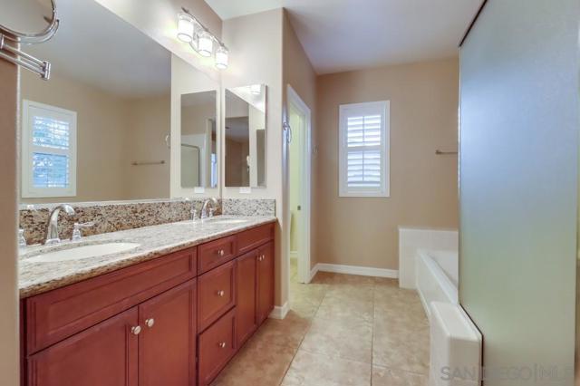 1715 Rolling Water Dr, Chula Vista CA: https://media.crmls.org/mediaz/c7d0177d-57cc-4283-b1b4-d6309ea6bb81.jpg
